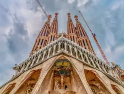 Journey through the Surreal: Sagrada Familia In-App Audio Tour & Fast Track Ticket
